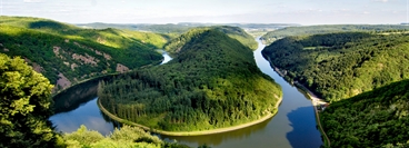 This picture shows a natural landscape with a river. Used for Clean Technology topics, and in hydrogen context.